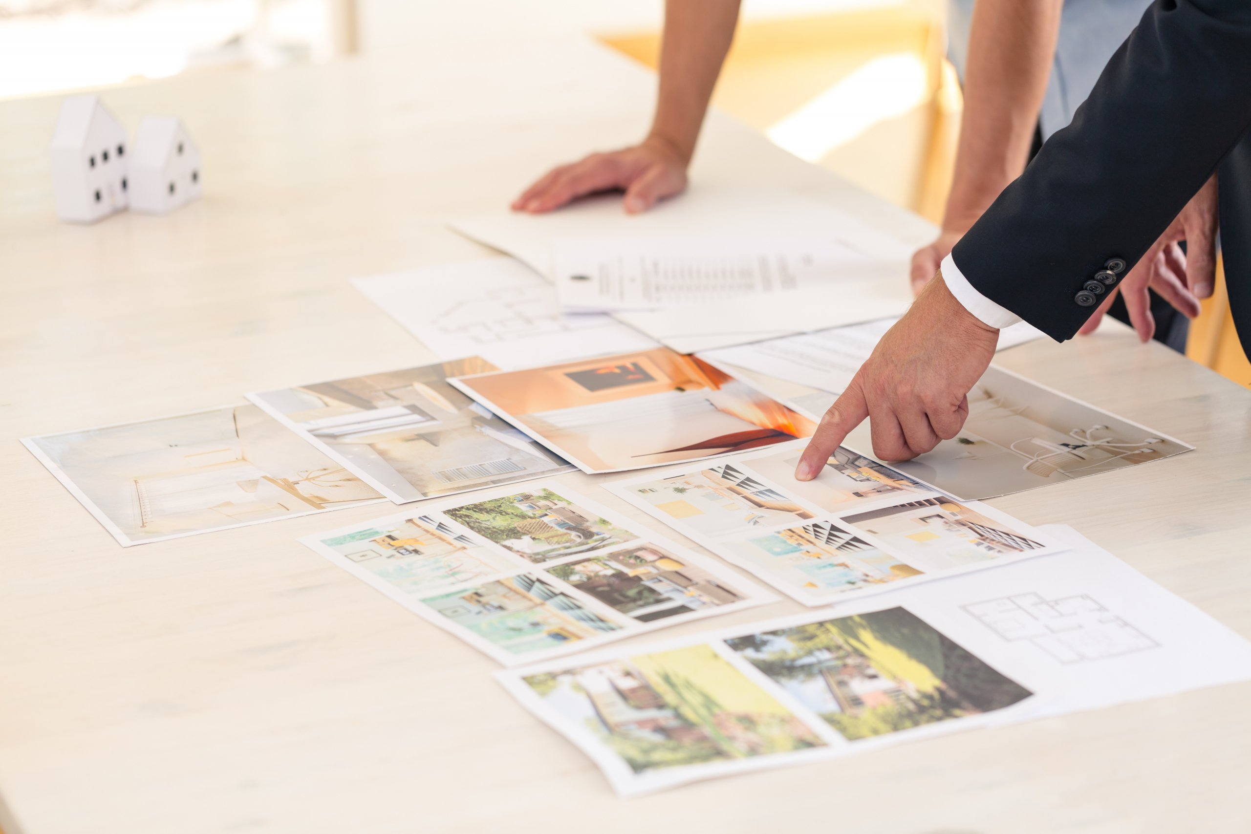 Makler mit Immobilienfotos
