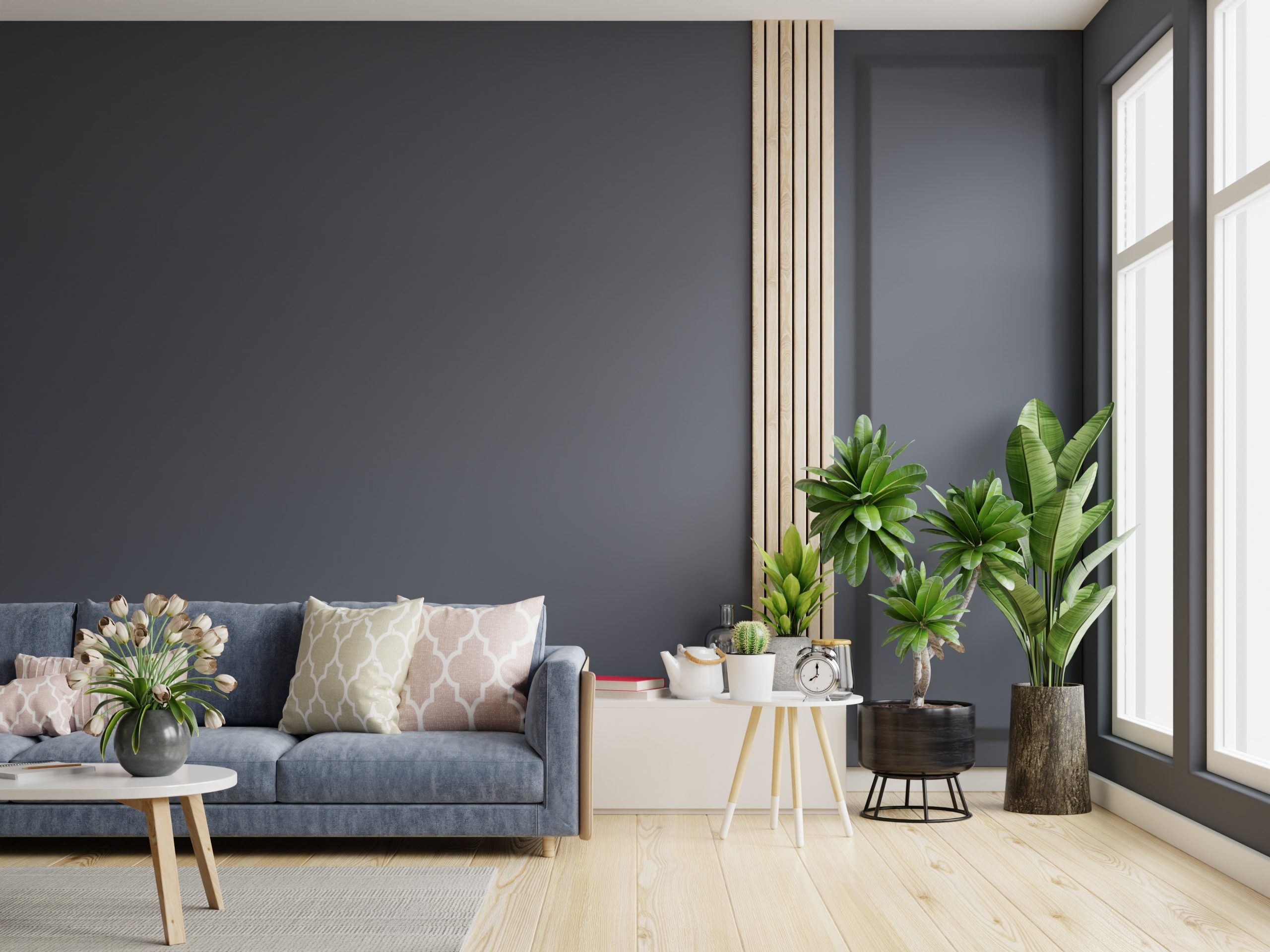 Wohnzimmer mit Couch und Pflanzen
