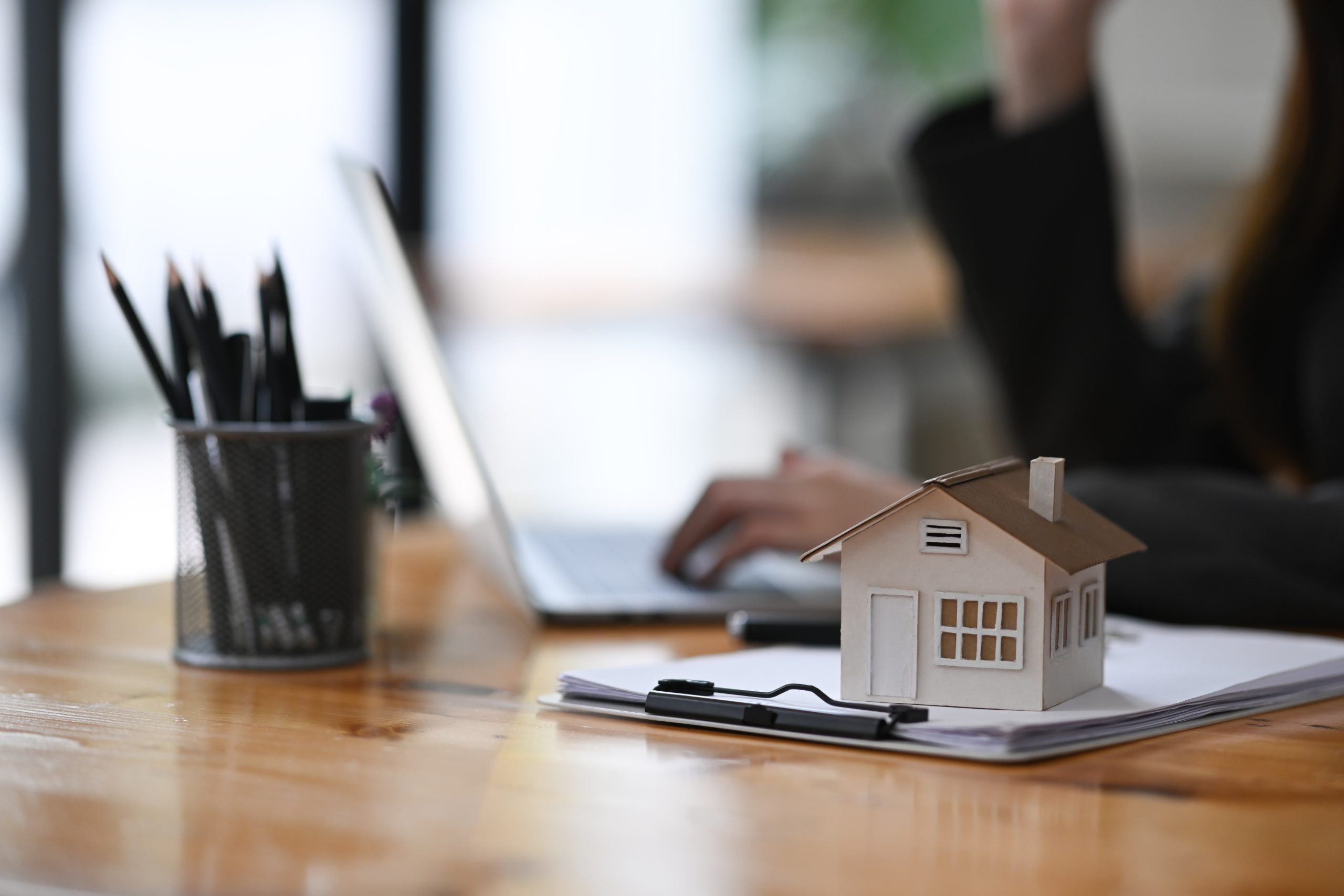 Miniatur Haus auf Schreibtisch