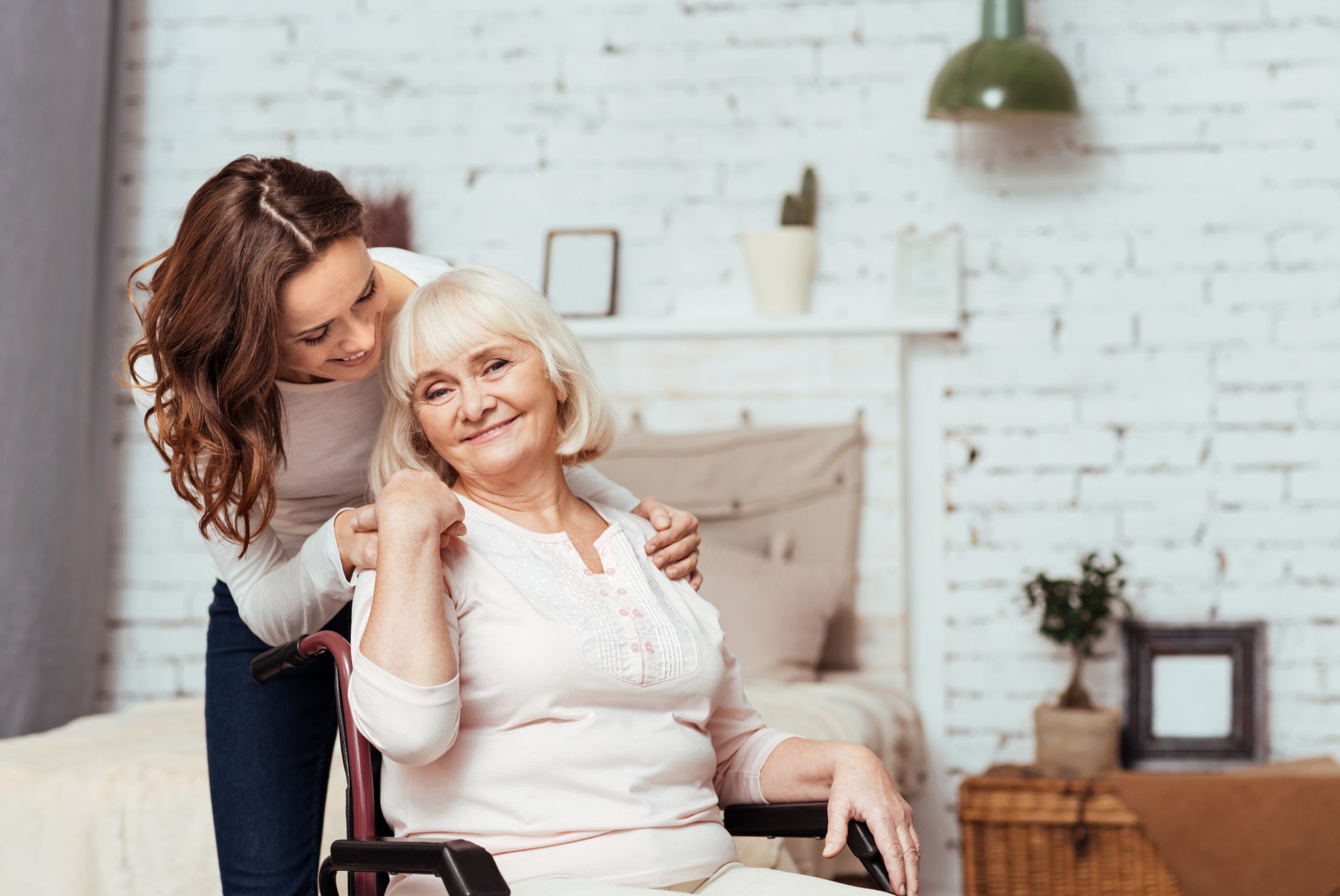 Seniorin lächelt