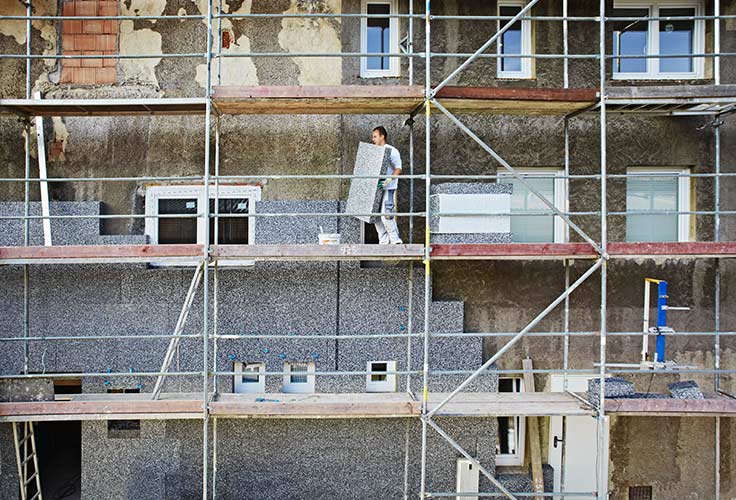Dämmung einer Hausfassade im Rahmen der energetischen Sanierung