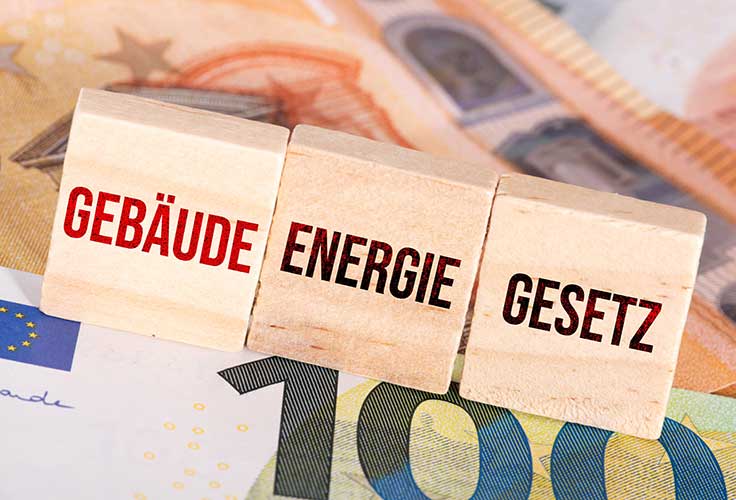 Holzwürfel mit der Aufschrift Gebäudeenergiegesetz