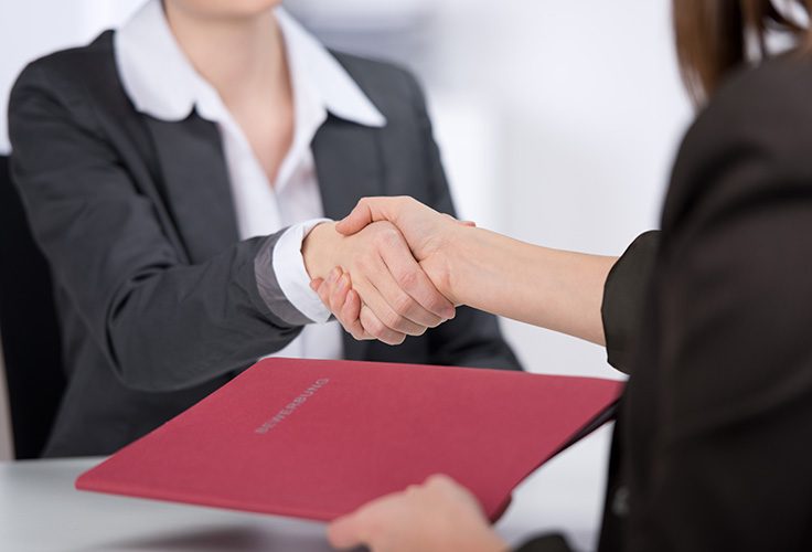 Handschlag bei Überreichung der Bewerbermappe an den Eigentümer