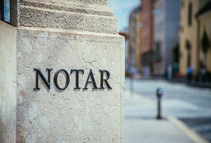 Notar Schriftzug auf Steinmauer