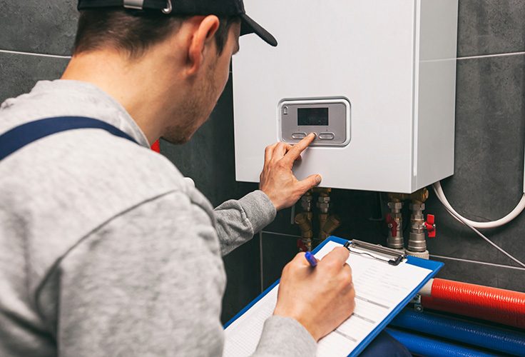 Techniker überprüft das Heizsystem