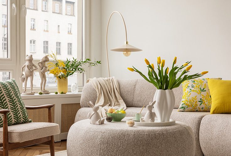Frühlingshaft eingerichtetes Wohnzimmer