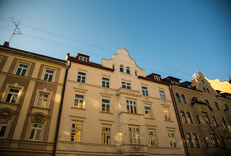 Fassaden von Altbauten in München als Beispiel für die verschiedenen Baustile