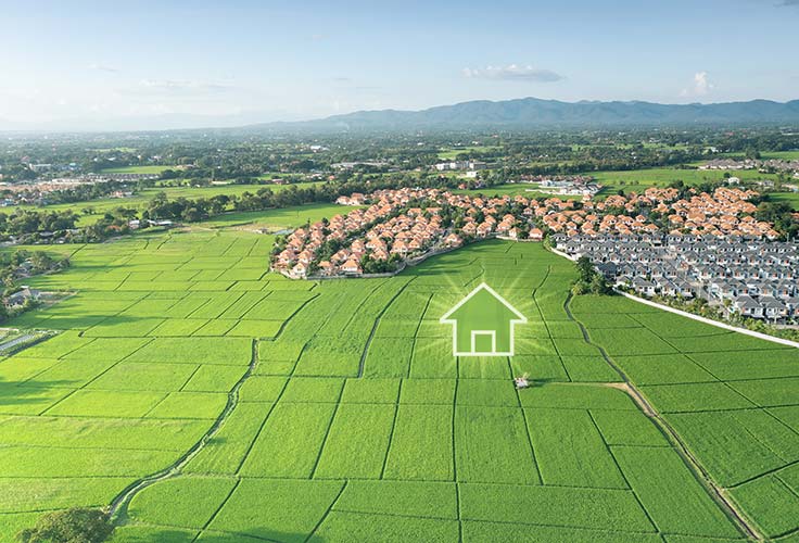 Modellhaus ist über einer Fläche von Grundstücken platziert als Symbol für den Bodenrichtwert