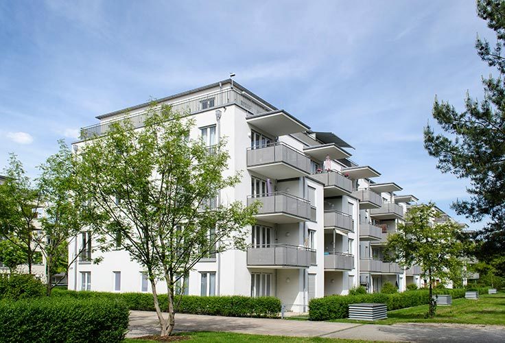Moderne Wohnhäuser als Symbol für den Verkauf von vermieteten Kapitalanlagen