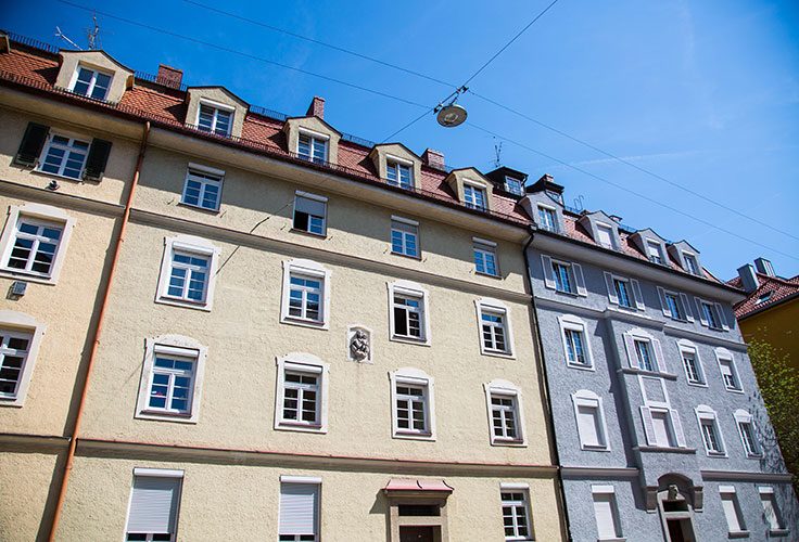 Frontansicht von Reihenhäusern als Symbol für eine Wohneigentümergemeinschaft
