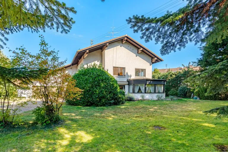 Immobilienangebot - Aschheim - Alle - MUTZHAS - Imposante Villa mit parkähnlichem Garten!